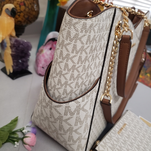 NWT Michael Kors Jet Set Travel Chain Shoulder Tote with wristlet set - Picture 5 of 10